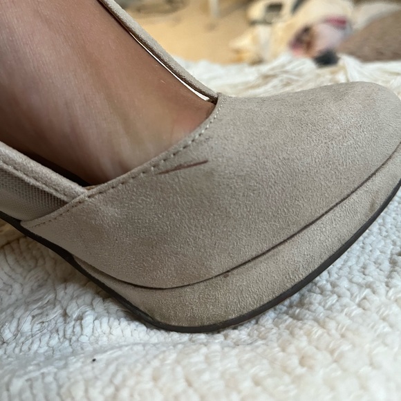 Size 7.5 suede heels - Picture 9 of 9